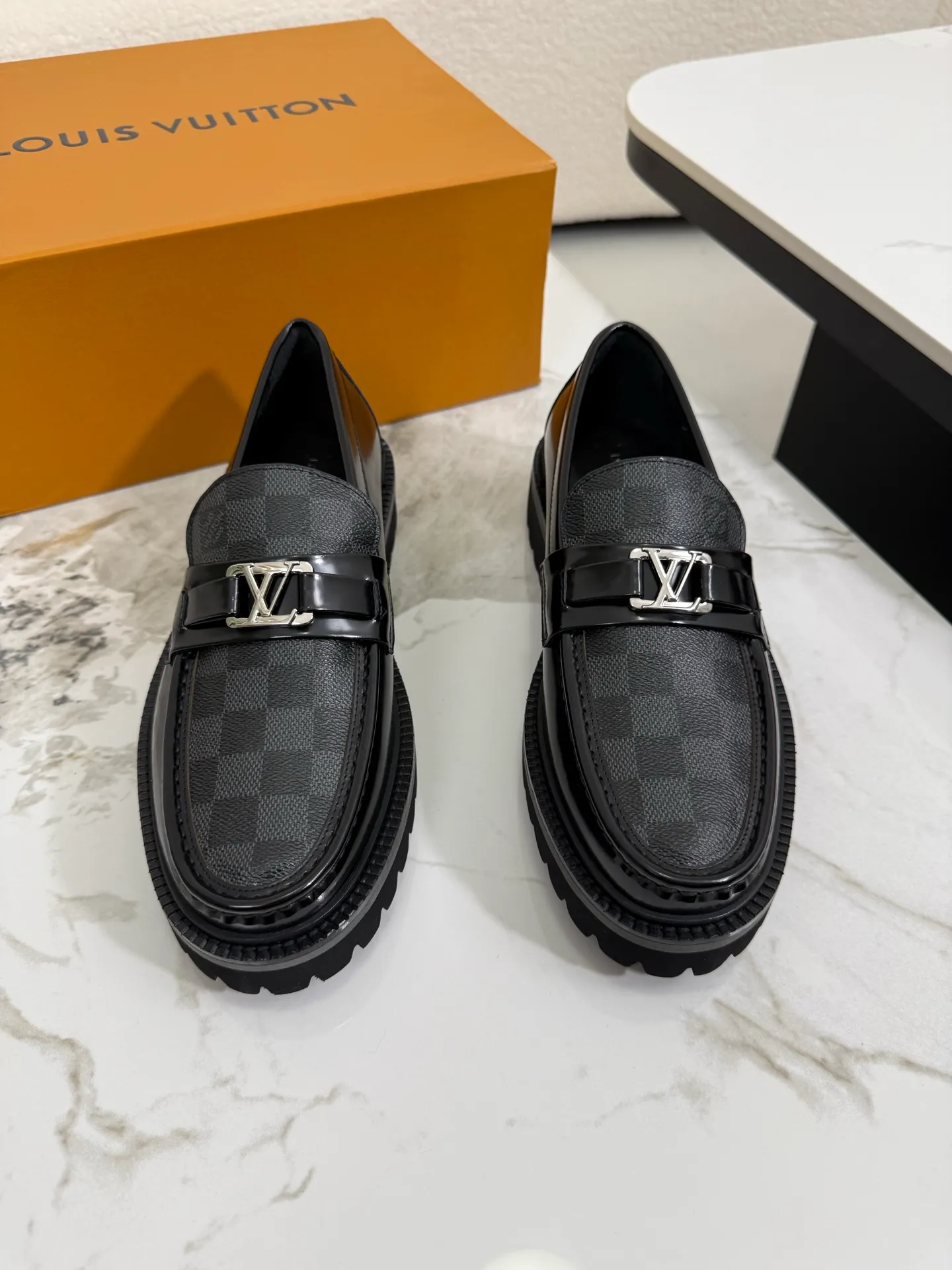 [L Family] Top P: 800💰 ▪️Size: 39-44 (38.45 custom-made) The top male god leather shoes Lv series are sold at the same time with original factory configuration, original cowhide fabric imported from Italy, soft and comfortable, imported water-dyed cow lining, soles: original ultra-light French foam outsole super comfortable, original factory with single goods 🔍🔍high quality, can be entered and exited at will, welcome to compare and synchronize.